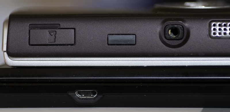 Comparando el grosor del Motorola Milestone con el del N95